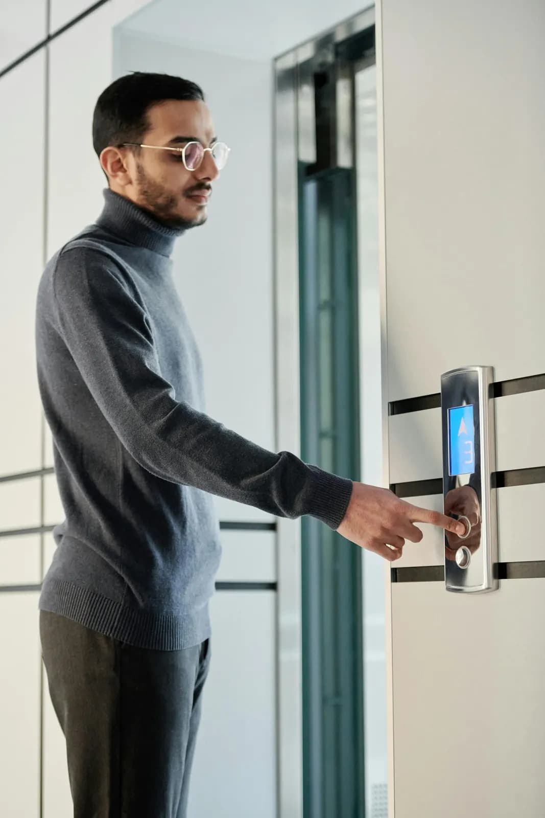 Persona usando un control de acceso en una puerta