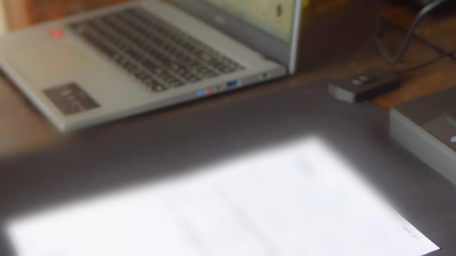 Laptop con un formulario digitalizado junto al escáner